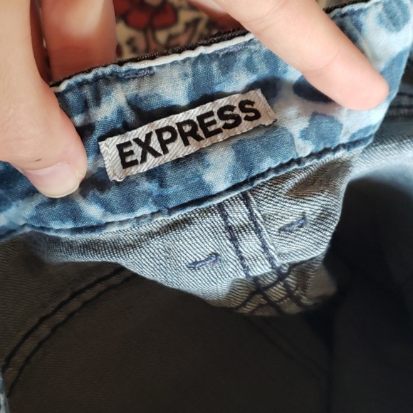 Express Shorts - Picture 7 of 7